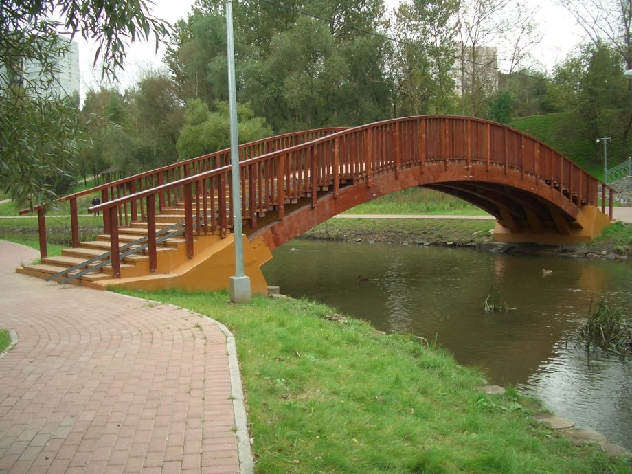 Мост в родниках. Парк Яуза мост. Парк Яуза в Отрадном. Борисовские пруды пешеходный мост. Парк Яуза в Медведково.